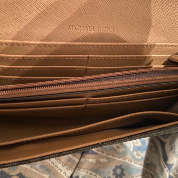 Michael Kors Heritage Wallet with Gold-tone Logo Accent - Picture 3 of 7